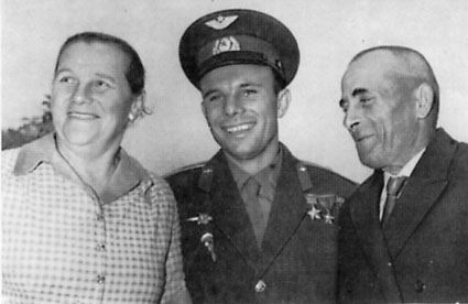 Гагарин с родителями